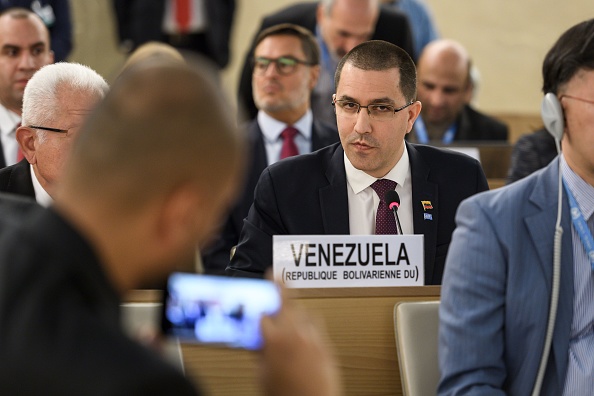 -Le ministère américain laisse entendre que les fonctionnaires de Maduro, comme Jorge Arreaza "transfèrent et cachent les recettes de la corruption en essayant d'exploiter le système financier américain et son marché immobilier". Photo de Fabrice COFFRINI / AFP / Getty Images.