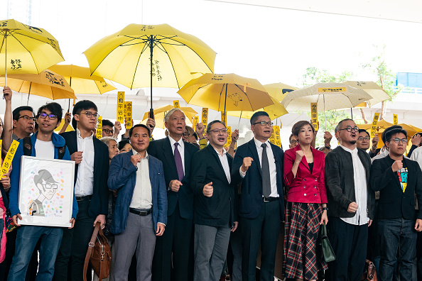 -Des centaines de manifestants se sont rassemblés lundi devant un tribunal de Hong Kong pour soutenir trois dirigeants clés du mouvement Occupy 2014 qui font face à des accusations de nuisance publique. Photo par Anthony Kwan / Getty Images.