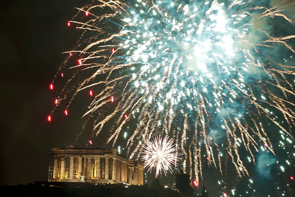 -L’acropole célébrée. Un feu d'artifice explose au-dessus de l'ancien temple du Parthénon au sommet de la colline de l'Acropole lors des célébrations du Nouvel An le 1er janvier 2019 à Athènes, en Grèce. Photo de Milos Bicanski / Getty Images.