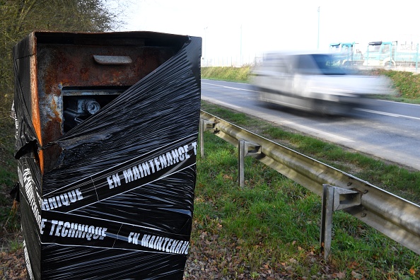 10 janvier 2019 à Noyal-Chatillon-sur-Seiche, dans l'ouest de la France, un radar fixe brûlé recouvert de plastique et de ruban adhésif "en maintenance technique".   (Photo :  DAMIEN MEYER/AFP/Getty Images)