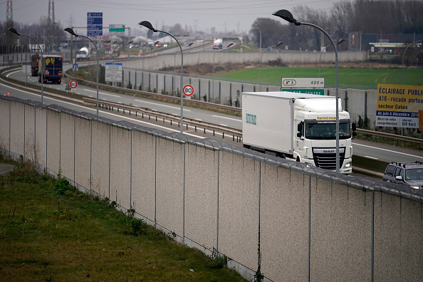 De faux policiers volent un  poids lourd sur l'A3, rempli de marchandises Louis Vuitton. (Photo : Christopher Furlong/Getty Images)