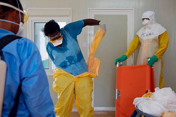 -Les exercices de formation ont été mis en place alors que la menace de transmission du virus Ebola dans le pays reste élevée avec environ 751 personnes tués par le virus le 9 avril à travers la frontière en RDC. Photo ALEX MCBRIDE / AFP / Getty Images.