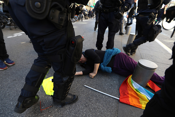  "Gilets jaunes" : les forces de l'ordre se précipitent vers Geneviève Legay, une militante d'Attac, qui s'est effondrée sur la place Garibaldi à Nice le 23 mars 2019.     (Photo : VALERY HACHE/AFP/Getty Images)