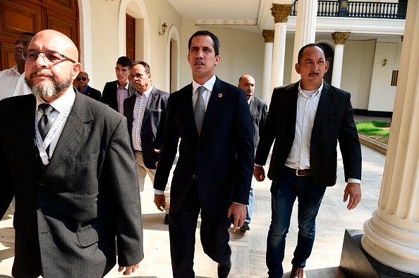 -Le chef de l'opposition vénézuélienne et président par intérim autoproclamé, Juan Guaido a quitté l'Assemblée nationale à Caracas. Guaido a déclaré que la présence des troupes russes violait la constitution vénézuélienne. Photo FEDERICO PARRA / AFP / Getty Images.