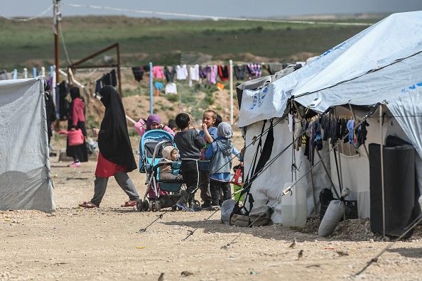 Des enfants vivant dans le camp d'al-Hol, qui abrite des parents de membres du groupe terroriste État islamique, se rassemblent dans le camp du gouvernorat d'al-Hasakeh, dans le nord-est de la Syrie, le 28 mars 2019.  (Photo : GIUSEPPE CACACE/AFP/Getty Images)