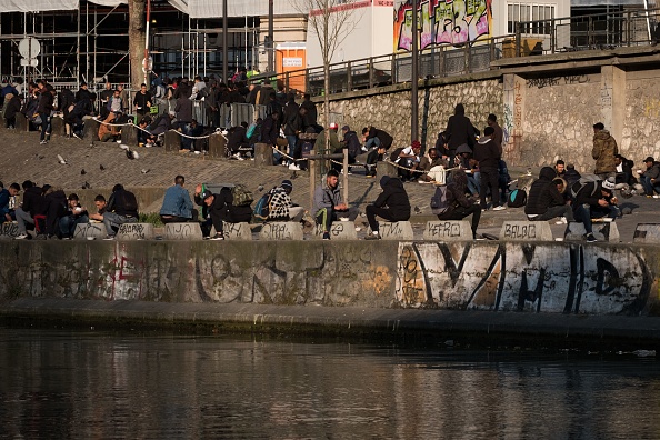 Des réfugiés mangent un repas distribué par une association le 29 mars 2019 à Paris.      (Photo : JOEL SAGET/AFP/Getty Images)