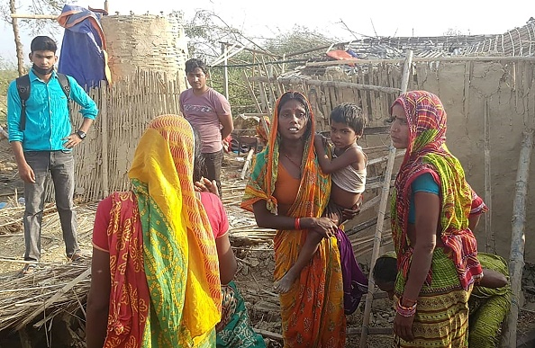 -Une famille népalaise réagit à côté de maisons endommagées dans le village de Bhaluhi Bharbaliya, dans le district de Bara, au sud du Népal, près de Birgunj, le 1er avril 2019. Photo de Prakash MATHEMA / AFP / Getty Images.