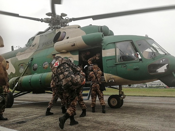 -Des soldats chinois montent à bord d'un hélicoptère à Chengdu, dans la province du Sichuan, dans le sud-ouest de la Chine, le 1er avril 2019, alors qu'ils se préparent à secourir les pompiers qui sont piégés par un incendie de forêt dans le comté de Muli. 30 pompiers sont morts après avoir été envoyés pour combattre un incendie de forêt dans des montagnes isolées dans la province du Sichuan. Photo de STR / AFP/ Getty Images.