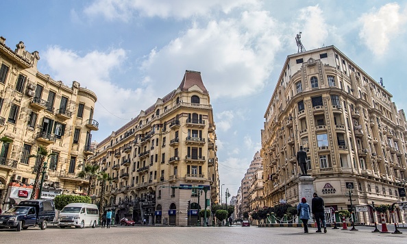 -Le centre-ville unique du Caire, avec ses élégants bâtiments centenaires de conception européenne, lutte pour préserver son patrimoine culturel alors que le gouvernement s'apprête à transférer des bureaux dans une nouvelle capitale du désert. Photo de Khaled DESOUKI / AFP / Getty Images.