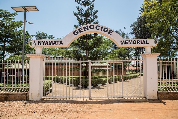 -Une photo prise le 21 mars 2019 montre l'entrée du mémorial du génocide de Nyamata, à Kigali. Le 7 avril 2019, le Rwanda commémorera le 25e anniversaire du génocide de 1994. Photo de Jacques NKINZINGABO / AFP / Getty Images.