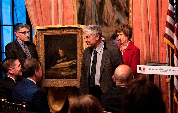 -La peinture de 1639 de Salomon Koninck intitulée "Un érudit aiguisant sa plume", pillée par les nazis de la famille Schloss pendant la Seconde Guerre mondiale, est dévoilée le 1er avril 2019 au consulat de France à New York. Un tableau volé à la famille du collectionneur d’art, Adolphe Schloss. Photo de Don Emmert / AFP / Getty Images.