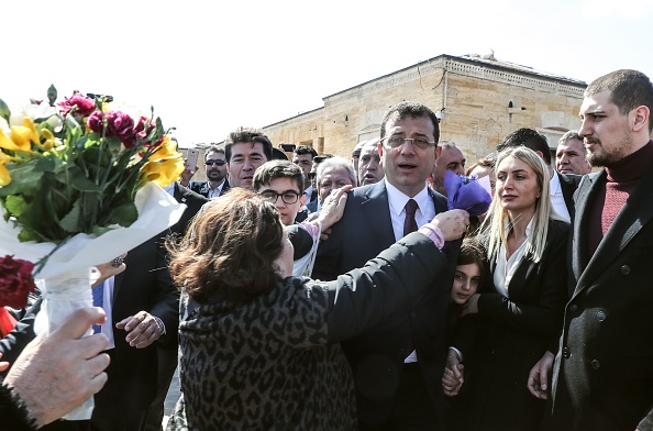 -Le parti AKP du président turc a appelé aujourd'hui à revérifier les résultats des élections d'Istanbul et d'Ankara suite aux élections du week-end après que le parti au pouvoir ait montré avait perdu les deux villes clés. Photo de Adem ALTAN / AFP / Getty Images.