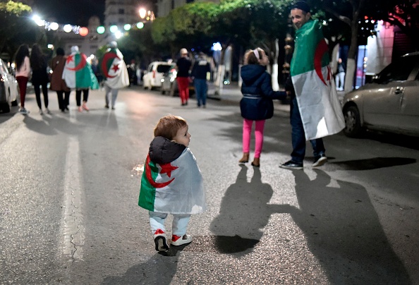 -Les Algériens célèbrent après que le président algérien Abdelaziz Bouteflika ait informé le Conseil constitutionnel de sa démission, à Alger, le 2 avril 2019. Photo de RYAD KRAMDI / AFP / Getty Images.