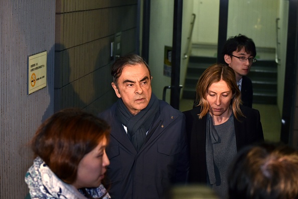 -L'ancien président de Nissan, Carlos Ghosn et son épouse Carole quittent le bureau de son avocat, Junichiro Hironaka, à Tokyo le 3 avril 2019. - Les procureurs de Tokyo envisagent de porter de nouvelles accusations contre Carlos Ghosn. Photo de Kazuhiro NOGI / AFP / Getty Images.