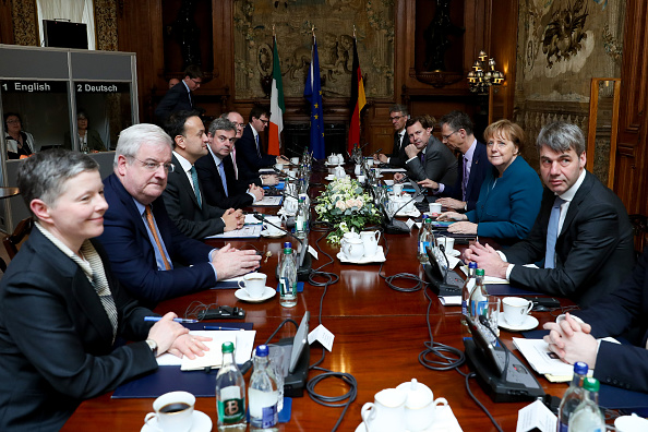 -Le Premier ministre irlandais Leo Varadkar et la chancelière allemande Angela Merkel se rencontrent à Farmleigh House à Dublin le 4 avril 2019, pour discuter du Brexit avec le Premier ministre irlandais. Photo par MAXWELLS / POOL / AFP / Getty Images.