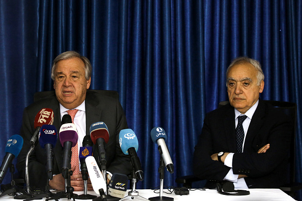 -Le Secrétaire général de l'ONU, Antonio Guterres et Ghassan Salame envoyé spécial de l'ONU pour la Libye et chef de la Mission de soutien aux Nations Unies en Libye (MANUL), assistent à une conférence de presse à Tripoli, la capitale libyenne, le 4 avril 2019. Photo de Mahmud TURKIA / AFP / Getty Images.