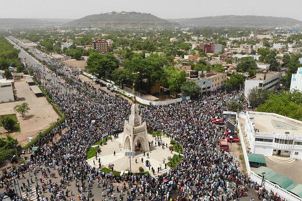 -Les manifestants participent à une manifestation organisée par le président du Haut Conseil islamique du Mali contre le gouvernement, le massacre de civils à Ogassogou et la présence de la France dans le pays, le 5 avril 2019 à Bamako. Photo de MICHELE CATTANI / AFP / Getty Images.