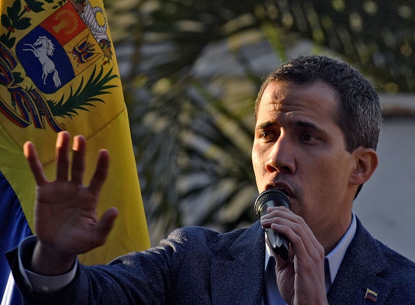 -Le 5 avril 2019, le chef de l'opposition vénézuélienne et président par intérim autoproclamé, Juan Guaido, a prononcé un discours lors d'un rassemblement dans le quartier d'El Paraiso à Caracas. Guaido a appelé à de nouvelles manifestations à l'échelle nationale alors que de graves pénuries de médicaments et de produits alimentaires frappent le Venezuela. Photo de Yuri CORTEZ / AFP / Getty Images.