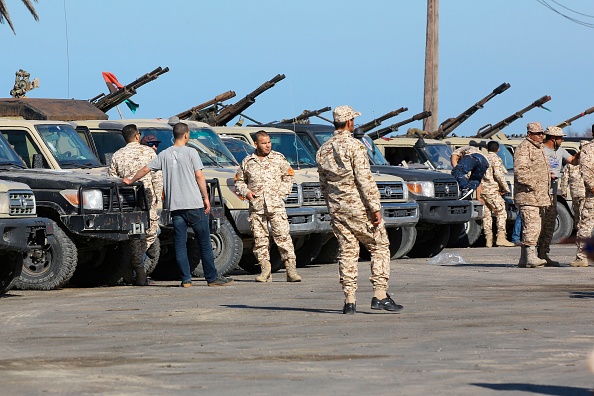 -Les forces fidèles au gouvernement d'union libyen soutenu par l'ONU arrivent à Tajura, une banlieue côtière de la capitale libyenne, Tripoli, le 6 avril 2019, depuis leur base de Misrata. Photo de Mahmud TURKIA / AFP / Getty Images.