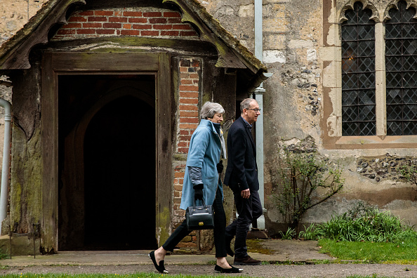 -La première ministre britannique Theresa May et son mari, Philip May, partent après une messe célébrée le dimanche 7 avril 2019 à Aylesbury, en Angleterre. Certains membres du parti conservateur ont reproché à Mme May d'avoir pris contact avec le chef du parti travailliste Jeremy Corbyn pour tenter de présenter le Brexit. Photo de Jack Taylor / Getty Images.