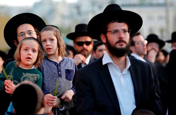 -Les juifs ultra-orthodoxes participent à un rassemblement pour montrer leur soutien à leurs partis politiques à la veille des élections législatives israéliennes, le 8 avril 2019 à Jérusalem. Le Shas et le judaïsme uni de la Torah, représentent respectivement les juifs ultra-orthodoxes séfarades et ashkénazes, détiennent actuellement 13 sièges au Parlement. Photo GIL COHEN-MAGEN / AFP / Getty Images.