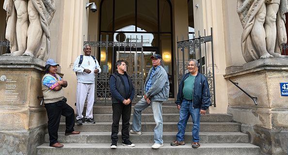 -Neville Reys, Peter Hyde, un autochtone Gudju Fourmile, Hendrick Fourmile et Gerald Fourmile posent devant le musée des cinq continents à Munich, dans le sud de l'Allemagne, le 8 avril 2019. Le musée allemand remettra les restes d'une aborigène à l’Australie le 9 avril 2019, la première des trois cérémonies organisées en Allemagne ce mois-ci. Photo de Christof STACHE / AFP / Getty Images.