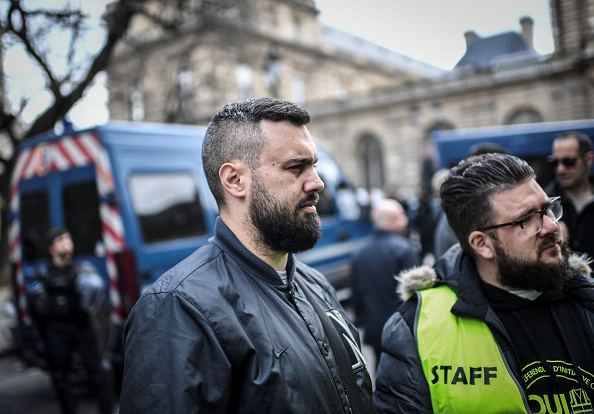 Eric Drouet, l'une des figures de proue du mouvement du gilet jaune, participe à une manifestation de gilets jaunes devant le Sénat pour protester contre l'annulation d'une réunion entre leurs représentants et les membres du Sénat, le 9 avril 2019 à Paris.    (Photo : STEPHANE DE SAKUTIN/AFP/Getty Images)