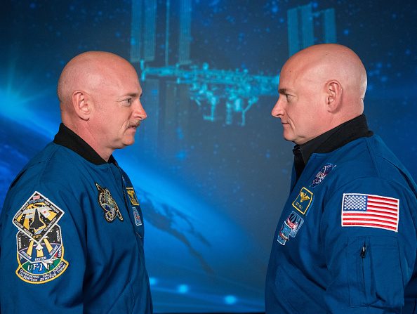 -L'astronaute à la retraite Scott Kelly a passé 340 jours en orbite terrestre basse à bord de la Station spatiale internationale, tandis que l'astronaute à la retraite Mark Kelly, son jumeau identique, est resté sur Terre. La similarité génétique des jumeaux a fourni aux scientifiques des données intéressantes à l'investigation scientifique. Photo de Robert MARKOWITZ / NASA / AFP / Getty Images.