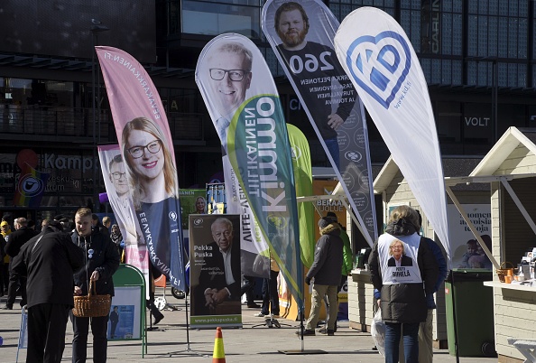 -Des drapeaux de différents partis en campagne pour des élections législatives sont visibles sur la place Narinkkatori à Helsinki, en Finlande, le 12 avril 2019. Photo de Markku Ulander / Lehtikuva / AFP / Getty Images.