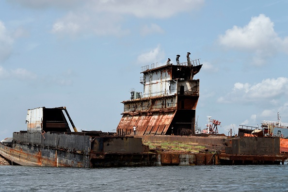 -Le 8 avril 2019. Des dizaines d'épaves et de barges abandonnées dans les voies navigables de Lagos, les eaux côtières et sur les rives de ses plages qui ont transformé son littoral de 850 kilomètres en un cimetière marin, endommageant l'environnement et l'esthétique des côtes. Photo de PIUS UTOMI EKPEI / AFP / Getty Images.