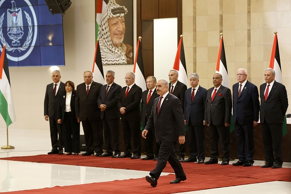 -Le 13 avril 2019, le nouveau Premier ministre palestinien Mohammad Shtayeh se rend au podium lors d'une cérémonie d'assermentation dans la ville de Ramallah, il a annoncé la nomination de son nouveau cabinet. Photo par ABBAS MOMANI / AFP / Getty Images.