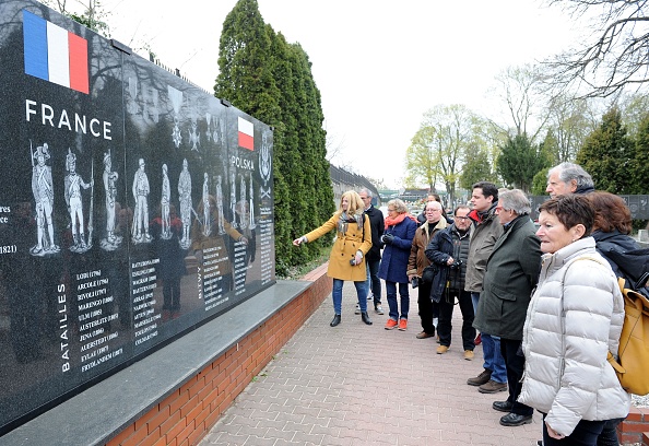 -Les proches des onze infirmières membres de l'escadron bleu de la Croix-Rouge française lors de la Seconde Guerre mondiale examinent une plaque commémorative au cimetière Powazki à Varsovie le 11 avril 2019. Le dispensaire de fortune a accueilli des centaines de soldats français des camps nazis allemands il y a 74 ans. Photo de Alik KEPLICZ / AFP / Getty Images.