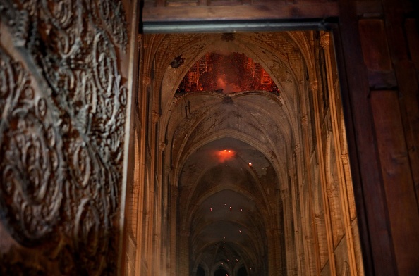 Le 15 avril 2019, un immense incendie a ravagé le toit de la célèbre cathédrale Notre-Dame au centre de Paris, projetant des flammes et d'énormes nuages de fumée grise s'envolant dans le ciel. (Photo : PHILIPPE WOJAZER/AFP/Getty Images)