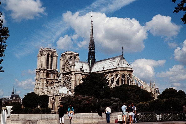 -Une photo prise le 5 septembre 1986 à Paris montre la cathédrale Notre-Dame. Une pétition en ligne demande que la construction de la flèche soit identique « la cathédrale Notre-Dame de Paris est un lieu de culte. Ce n’est pas un musée où des architectes pourraient laisser libre cours à leur imagination", affirme pour sa part la pétition de Citizen Go adressée au Premier ministre Edouard Philippe. Photo de Pierre VERDY et Pierre GUILLAUD / AFP / Getty Images.