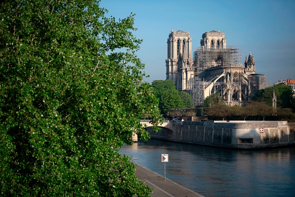 -Une photo prise le 17 avril 2019 montre la cathédrale Notre-Dame de Paris, à la suite de l’incendie qui a dévasté la cathédrale à Paris. Le président français a promis le 16 avril de reconstruire la cathédrale Notre-Dame « dans les cinq prochaines années ». Un concours d’architecture vient d’être lancé. La cathédrale un édifice vieux de 850 ans. Photo par Éric Feferberg / AFP / Getty Images.