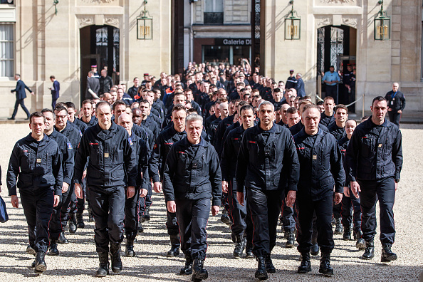 Les pompiers de Paris arrivent au palais de l'Élysée à Paris.  (Photo : CHRISTOPHE PETIT TESSON/AFP/Getty Images)