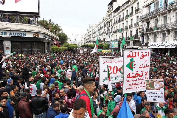 Les Algériens arborent des pancartes anti-corruption lors d'une manifestation anti-gouvernementale dans Alger, le 19 avril 2019. (AFP/Getty Images)