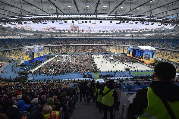 -Le président ukrainien et candidat à la présidentielle, Petro Porosheko, et son rival, le comédien Volodymyr Zelensky, discutent au Stade olympique de Kiev le 19 avril 2019. Photo de Genya SAVILOV / AFP / Getty Images.