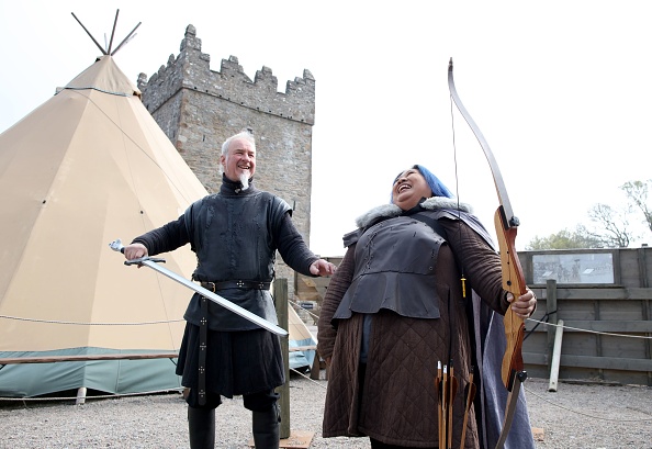 -Le 17 avril 2019, Jocelyn Vadli un fan américain de Game of Thrones, prend part au tir à l'arc avec le Maître des armes Will van der Kells au Castle Ward Estate de Strangford, dans le nord de l'Irlande. Depuis que Game of Thrones a pris son essor en 2011, les fans ont commencé à se rendre en pèlerinage en Irlande du Nord pour visiter les grottes côtières et les châteaux en ruines où une grande partie de la production de HBO a été tournée. Photo de PAUL FAITH / AFP / Getty Images.