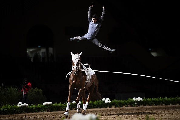 Le cavalier équestre colombien Juan Martin Clavijo se produit lors de la finale de la Coupe du monde de saut à l'arc FEI, le 18 avril 2019, dans le cadre du Cadre Noir de l'Ecole Nationale d'Equitation de Saumur, dans l'est de la France. Photo ANNE-CHRISTINE POUJOULAT / AFP / Getty Images.