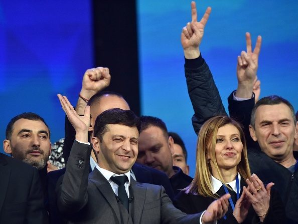 -Le comédien ukrainien et candidat à la présidence, Volodymyr Zelensky, et son épouse Olena ainsi que des membres de son équipe réagissent lors d'un débat pour la présidentielle avec le président actuel de l'Ukraine au Stade olympique de Kiev, le 19 avril 2019. Photo de Sergei SUPINSKY / AFP / Getty Images.