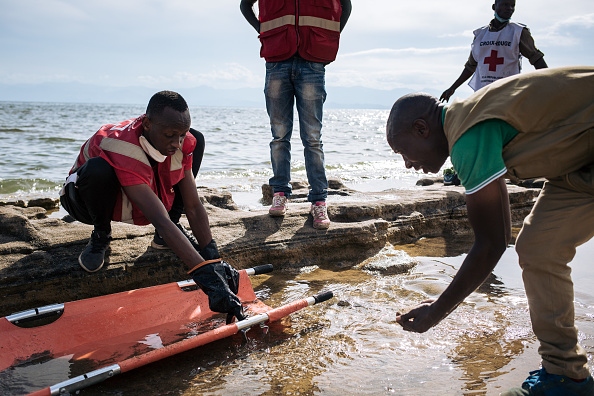 -Des membres de la Croix-Rouge rwandaise nettoient le matériel utilisé pour récupérer les corps des personnes noyées dans une pirogue en train de sombrer au lac Kivu le 15 avril sur la plage municipale de Gisenyi, au nord-est du Rwanda, le 20 avril 2019. Photo par ALEXIS HUGUET / AFP / Getty Images.