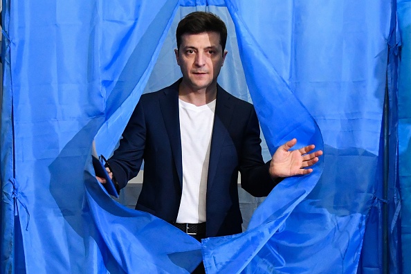 -Le comédien et candidat à l'élection présidentielle ukrainien Volodymyr Zelensky sort d'un bureau de vote lors du second tour de l'élection présidentielle ukrainienne à Kiev le 21 avril 2019. Photo de GENYA SAVILOV / AFP / Getty Images.