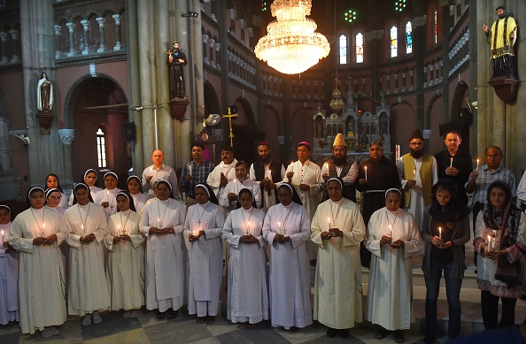 -Des chrétiens et des musulmans pakistanais allument des bougies lors d'un hommage aux victimes de l'explosion d'une bombe au Sri Lanka dans la cathédrale du Sacré-Cœur à Lahore le 22 avril 2019. Photo par ARIF ALI / AFP / Getty Images.