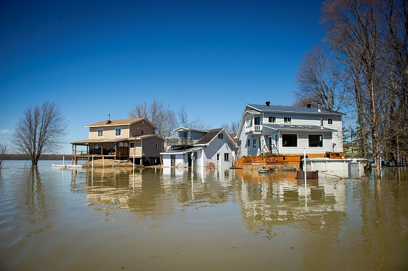 -Le réchauffement climatique du week-end de Pâques a provoqué des inondations printanières en raison des fortes pluies et de la fonte des neiges, de l'Ontario au sud du Québec et au Nouveau-Brunswick. Photo de Sébastien St-Jean / AFP / Getty Images.