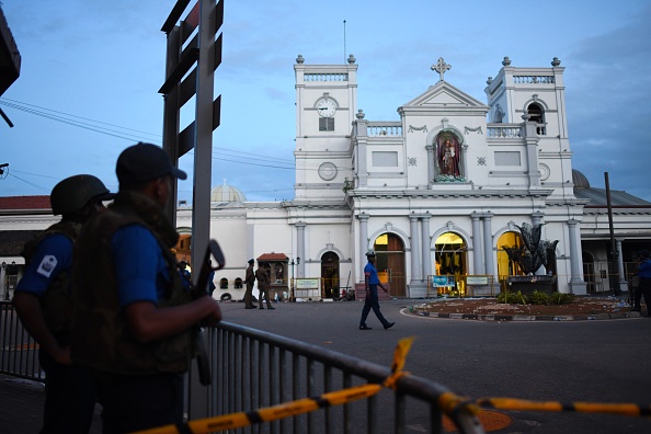 -Il a été décrété qu’en signe de respect pour les personnes décédées et des blessés lors des attentats du Sri Lanka qu’à partir de 08 h 30 3minutes de silence seront observées dans tout le pays. Photo de Mohd RASFAN / AFP / Getty Images.