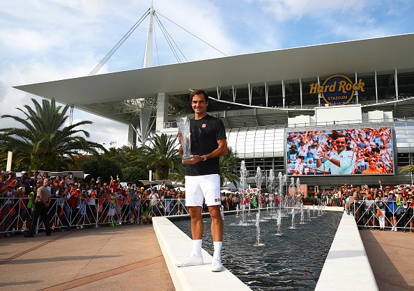 -Roger Federer de Suisse célèbre avec le trophée des vainqueurs après sa dernière victoire contre John Isner des États-Unis lors de la quatorzième journée du tennis Open de Miami le 31 mars 2019 en Floride. Photo par Julian Finney / Getty Images.