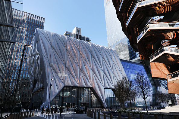 -Vue extérieure du nouvel espace culturel qui va bientôt s'ouvrir, The Shed à Hudson Yards, le 01 avril 2019 à New York. Soucieux d’être l’institution culturelle la plus flexible et la plus inclusive du monde. Le Shed, dont le directeur artistique et directeur général est Alex Poots, ouvrira officiellement ses portes le 5 avril. Photo de Spencer Platt / Getty Images.