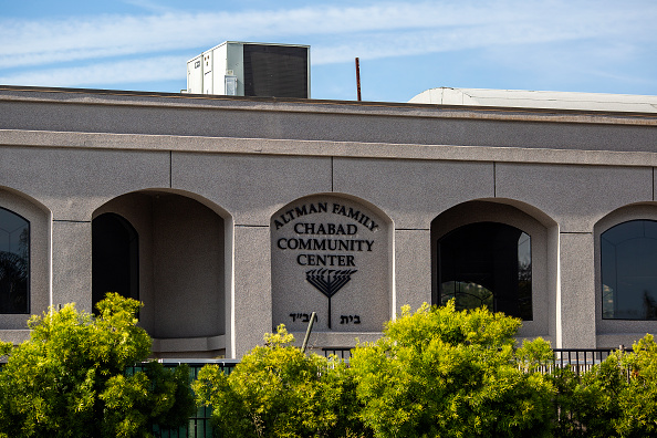 -L'extérieur de la synagogue de la congrégation de Chabad est vu le 27 avril 2019 à Poway, en Californie. Un homme armé a ouvert le feu sur la synagogue le dernier jour de la Pâque, faisant un mort et trois autres blessés. Le suspect est en garde à vue. Photo de David McNew / Getty Images.