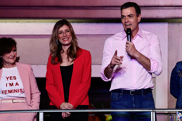 -Pedro Sanchez candidat du Parti socialiste, prononce un discours devant son épouse, Begona Gomez, lors d'un rassemblement nocturne à Madrid après les élections générales organisées en Espagne le 28 avril 2019. Photo de JAVIER SORIANO / AFP / Getty Images.